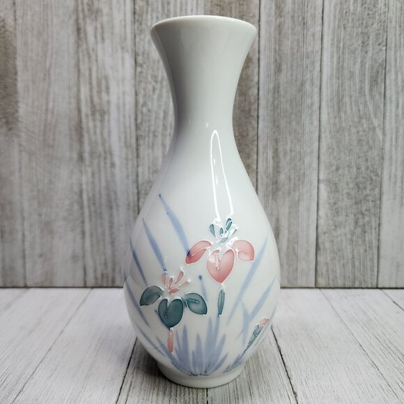 Vintage Japanese Hand Painted Porcelain Vase Floral Design White 7.25'' Tall - Picture 1 of 8